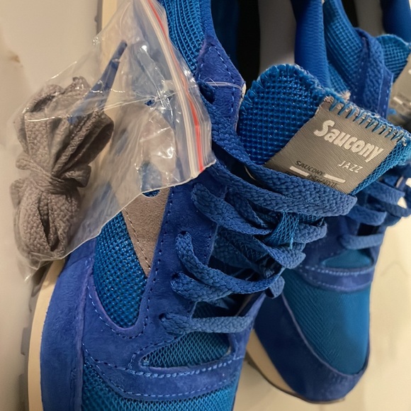 Men’s 11 1/2 Saucony
USA
UK
11.5
05/21
UPPER: LEATHERITEXTILE
OUTSOLE: RUBBER - Picture 2 of 5